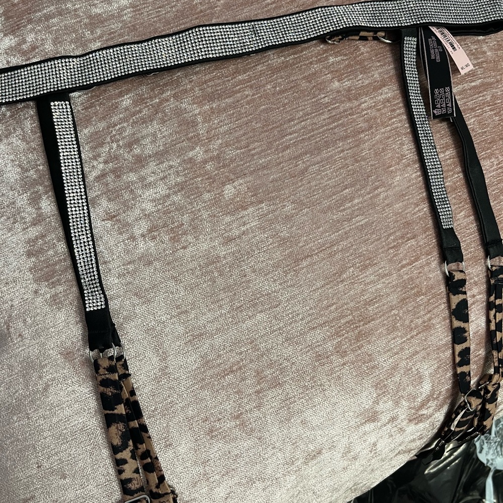 VICTORIA’S SECRET SHINE STRAP GARTER BELT